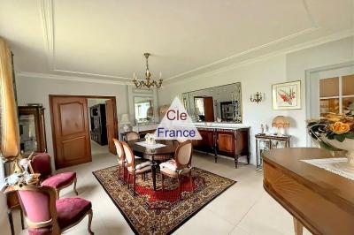 Exceptional Detached House with Lake in 1.5 Hectares