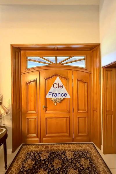 Exceptional Detached House with Lake in 1.5 Hectares