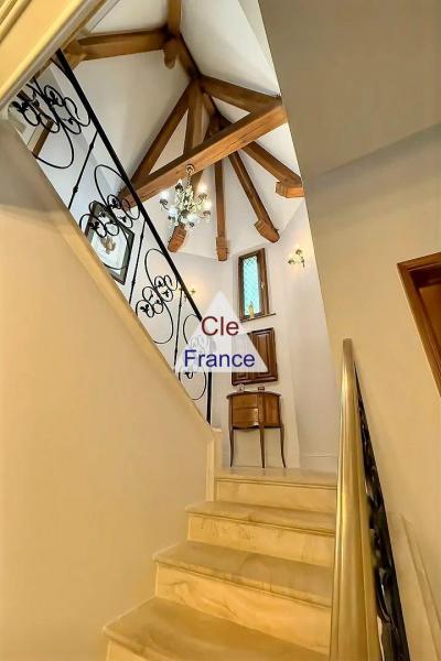 Exceptional Detached House with Lake in 1.5 Hectares