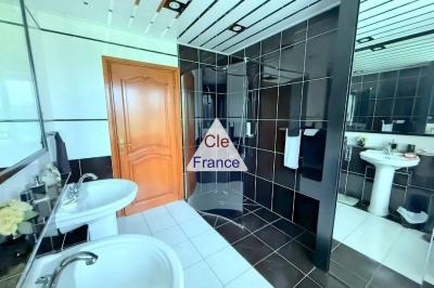Exceptional Detached House with Lake in 1.5 Hectares