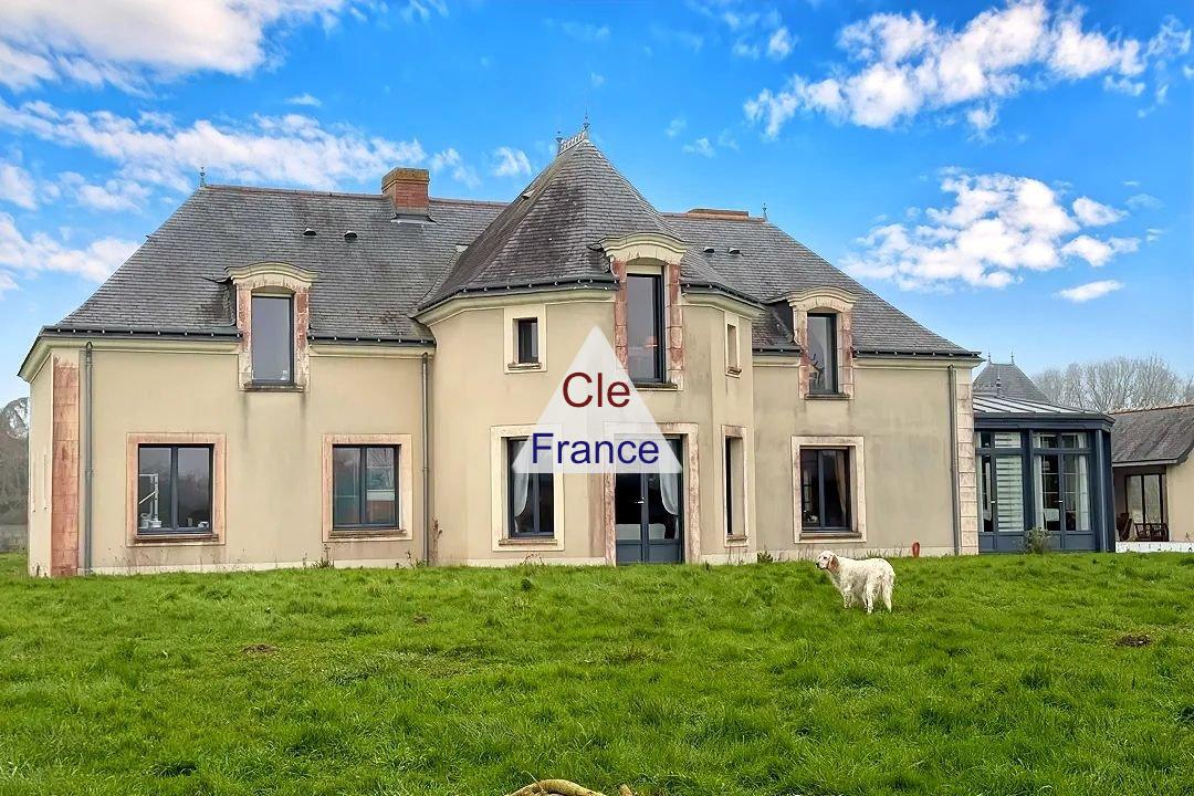 Main Photo of a 5 bedroom  House for sale