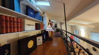 Bien Rare Situe En Arriere Cour, Une Maison De Charme Avec Terrasse Et Local Independant.