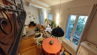Bien Rare Situe En Arriere Cour, Une Maison De Charme Avec Terrasse Et Local Independant.