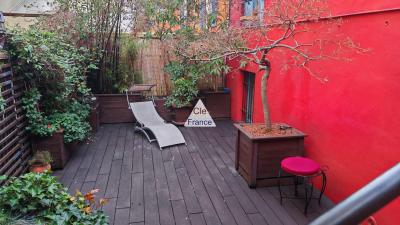Bien Rare Situe En Arriere Cour, Une Maison De Charme Avec Terrasse Et Local Independant.