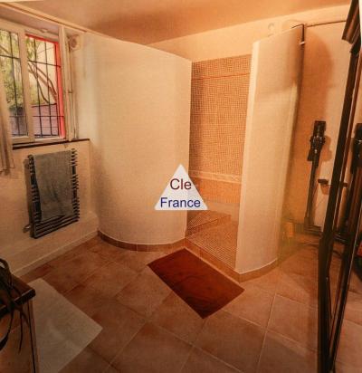 Bien Rare Situe En Arriere Cour, Une Maison De Charme Avec Terrasse Et Local Independant.
