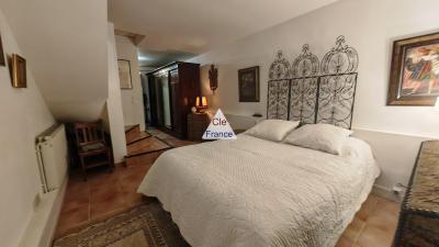 Bien Rare Situe En Arriere Cour, Une Maison De Charme Avec Terrasse Et Local Independant.