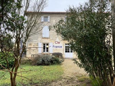 Balzac. Tres Belle Maison Charentaise Renovee De Type 7 Pieces Sur Une Parcelle De 1076ma