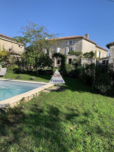 Balzac. Tres Belle Maison Charentaise Renovee De Type 7 Pieces Sur Une Parcelle De 1076ma