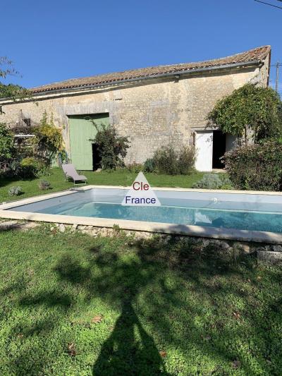 Balzac. Tres Belle Maison Charentaise Renovee De Type 7 Pieces Sur Une Parcelle De 1076ma