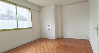 Apartment with Balcony Just East of Paris