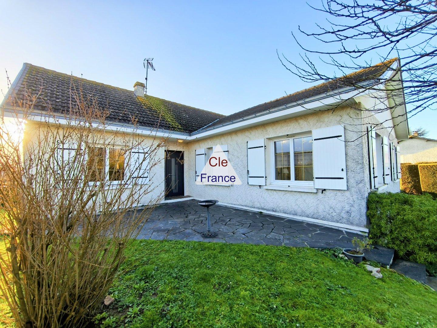 Main Photo of a 4 bedroom  House for sale