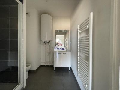 Appartement De T 2 Surface De 34 M2 , Au 3 Eme Etage Dans Immeuble Recent Avec Ascenseur Entre Le Qu