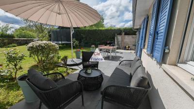 Maison Familiale 7 Pieces 5 Chambre Avec Grand Jardin Arbore Et Garage