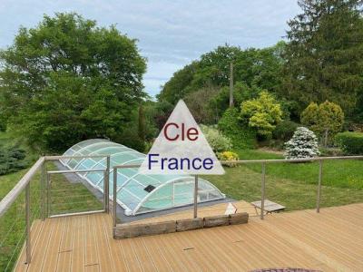 Beautiful Character House with Pool and Lakes