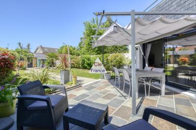 Contemporary Detached House with Private Garden