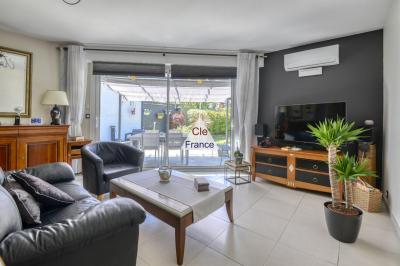 Contemporary Detached House with Private Garden