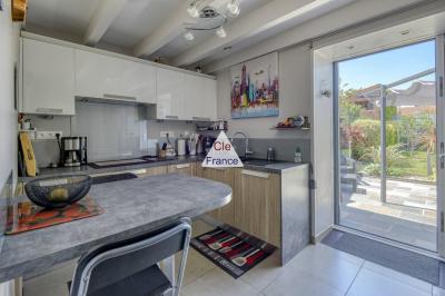 Contemporary Detached House with Private Garden