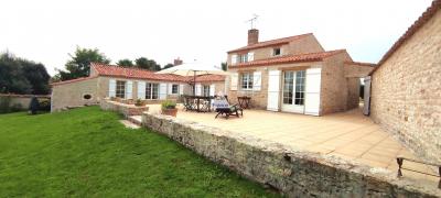 Lovely House and Garden Only 15 Mins from the BeachDe Vendee, Maison De Charme Renovee Avec S