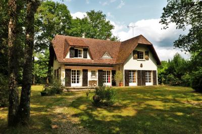 Elegant Detached House in Superb Location