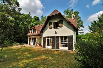 Elegant Detached House in Superb Location