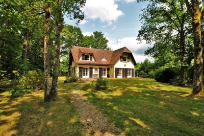 Elegant Detached House in Superb Location