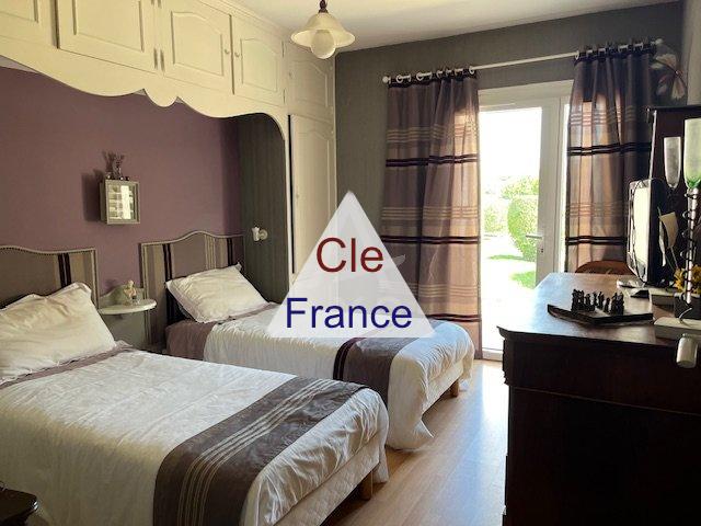 Maison De Plain Pied, Piscine Et Dependances