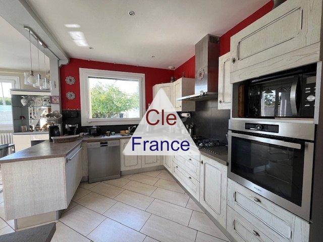 Maison De Plain Pied, Piscine Et Dependances