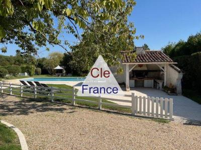 Maison De Plain Pied, Piscine Et Dependances