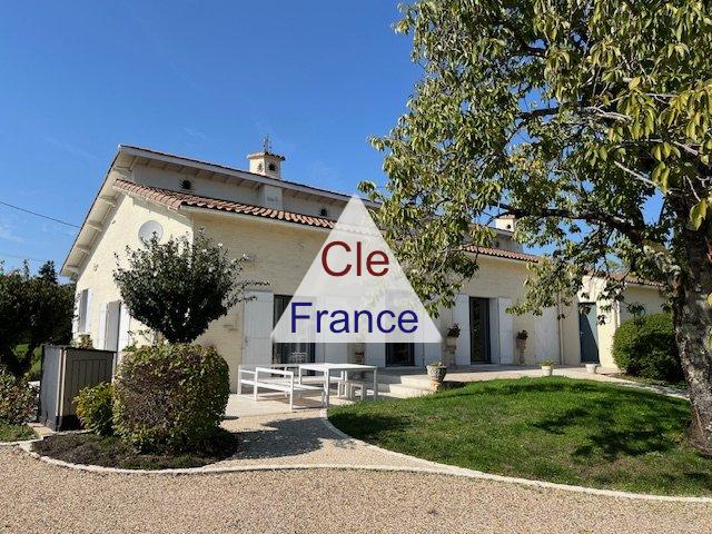 Maison De Plain Pied, Piscine Et Dependances