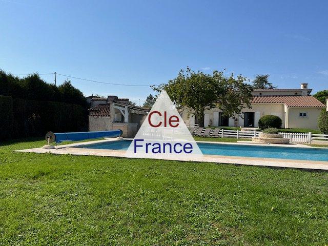 Maison De Plain Pied, Piscine Et Dependances