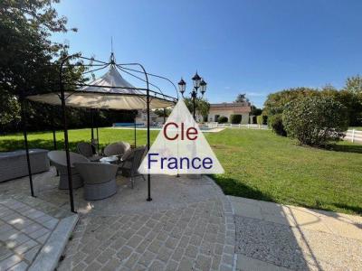 Maison De Plain Pied, Piscine Et Dependances