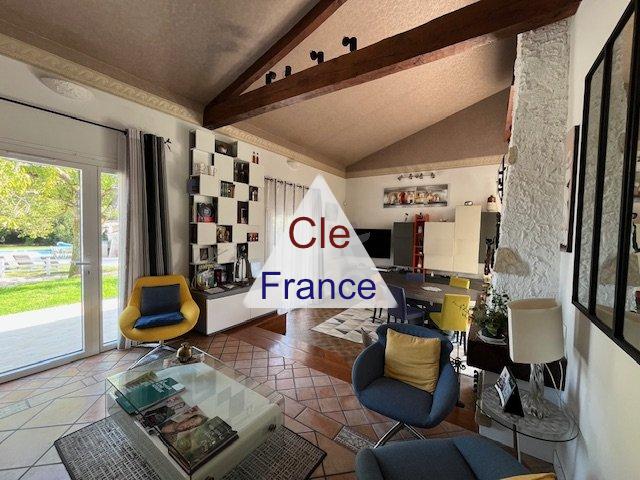 Maison De Plain Pied, Piscine Et Dependances