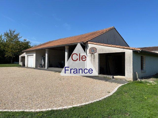 Maison De Plain Pied, Piscine Et Dependances
