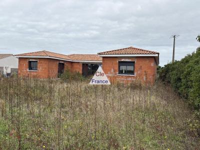 Sigogne. Beaux Volumes Et Construction De Qualite Pour Ce Plain-pied Hors D\'eau Hors D\'air De 180