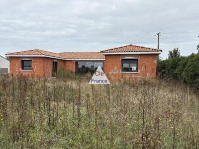 Sigogne. Beaux Volumes Et Construction De Qualite Pour Ce Plain-pied Hors D\'eau Hors D\'air De 180