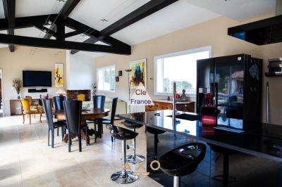 Trets - Ensemble Immobilier - T8 - Piscine - Pool House - Garage - Vue Sainte Victoire - 985 000 A