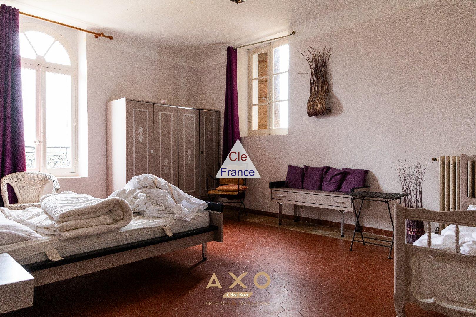 Entraigues Sur La Sorgue - Domaine De 1000 M2 - Parc D\'un Hectare - Piscine - 1 480 000 Euros