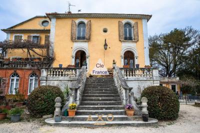 Entraigues Sur La Sorgue - Domaine De 1000 M2 - Parc D\'un Hectare - Piscine - 1 480 000 Euros