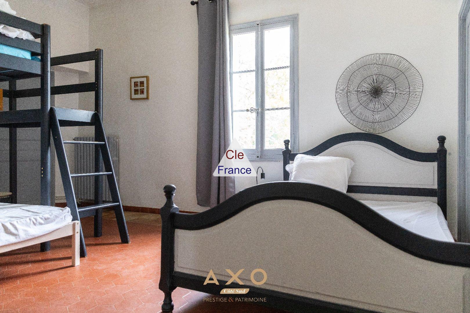 Entraigues Sur La Sorgue - Domaine De 1000 M2 - Parc D\'un Hectare - Piscine - 1 480 000 Euros