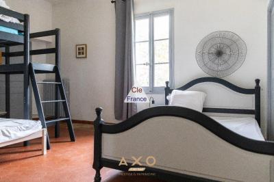 Entraigues Sur La Sorgue - Domaine De 1000 M2 - Parc D\'un Hectare - Piscine - 1 480 000 Euros