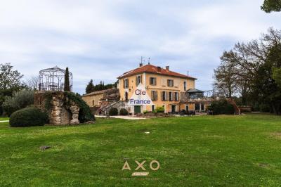 Entraigues Sur La Sorgue - Domaine De 1000 M2 - Parc D\'un Hectare - Piscine - 1 480 000 Euros