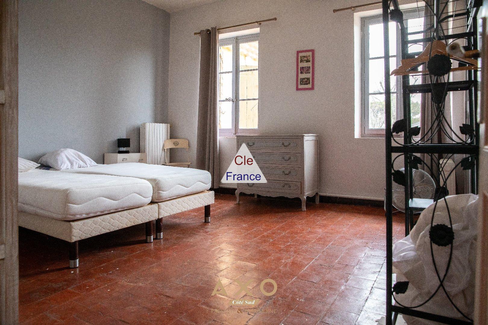 Entraigues Sur La Sorgue - Domaine De 1000 M2 - Parc D\'un Hectare - Piscine - 1 480 000 Euros