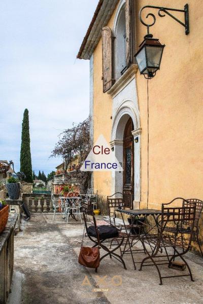 Entraigues Sur La Sorgue - Domaine De 1000 M2 - Parc D\'un Hectare - Piscine - 1 480 000 Euros