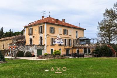 Entraigues Sur La Sorgue - Domaine De 1000 M2 - Parc D\'un Hectare - Piscine - 1 480 000 Euros