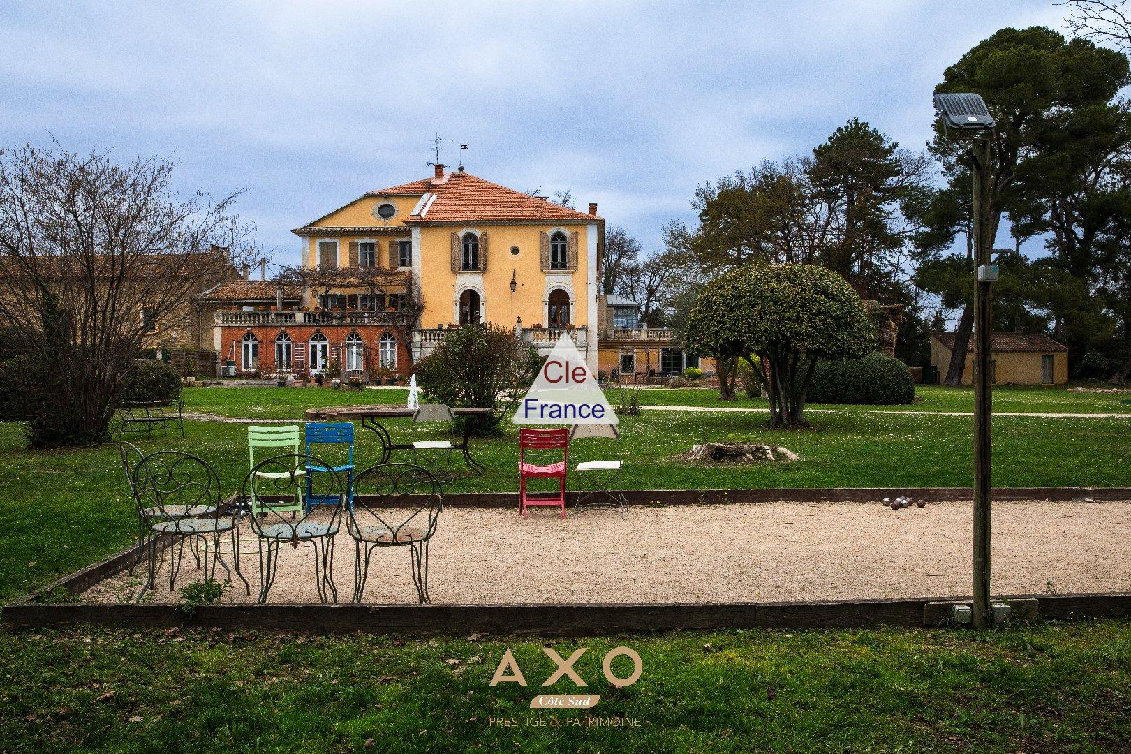 Entraigues Sur La Sorgue - Domaine De 1000 M2 - Parc D\'un Hectare - Piscine - 1 480 000 Euros