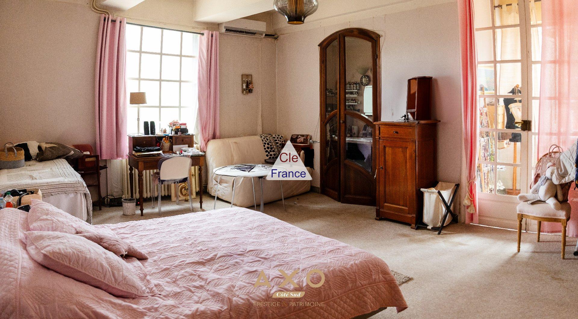 Entraigues Sur La Sorgue - Domaine De 1000 M2 - Parc D\'un Hectare - Piscine - 1 480 000 Euros