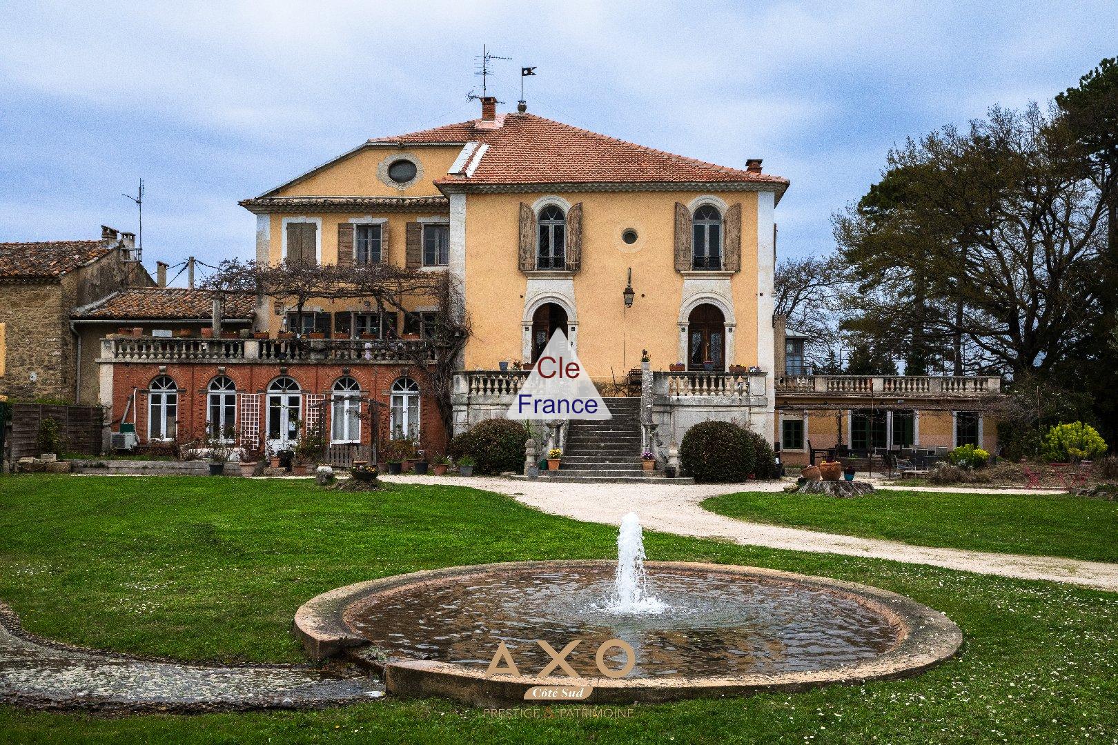 Entraigues Sur La Sorgue - Domaine De 1000 M2 - Parc D\'un Hectare - Piscine - 1 480 000 Euros