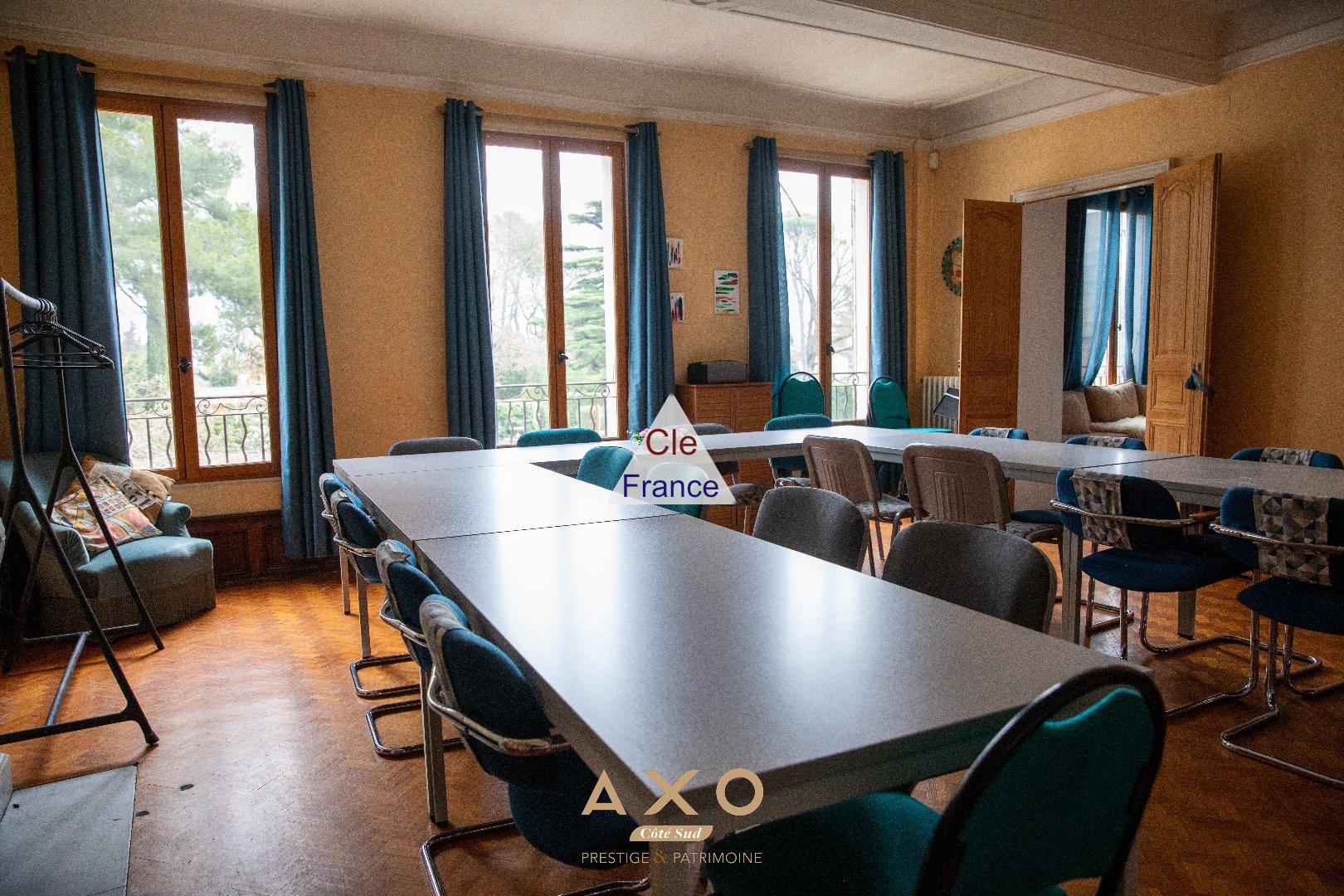 Entraigues Sur La Sorgue - Domaine De 1000 M2 - Parc D\'un Hectare - Piscine - 1 480 000 Euros