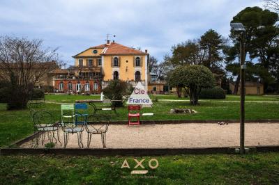 Entraigues Sur La Sorgue - Domaine De 1000 M2 - Parc D\'un Hectare - Piscine - 1 480 000 Euros