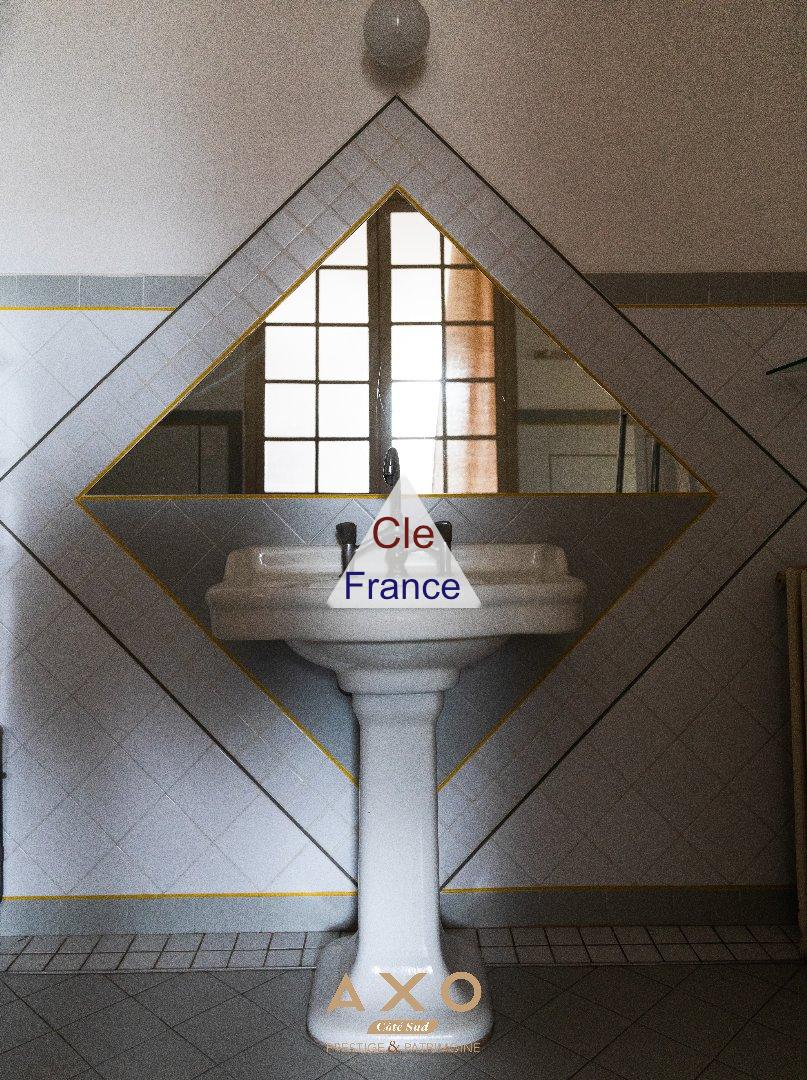 Entraigues Sur La Sorgue - Domaine De 1000 M2 - Parc D\'un Hectare - Piscine - 1 480 000 Euros